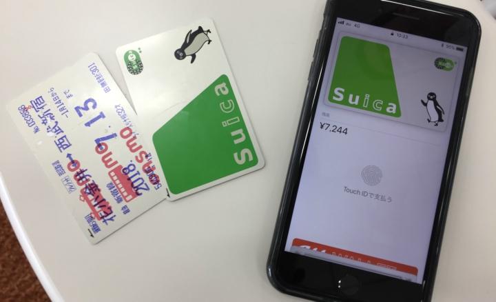 picture shows contactless payment cards and Suica on Apple Pay