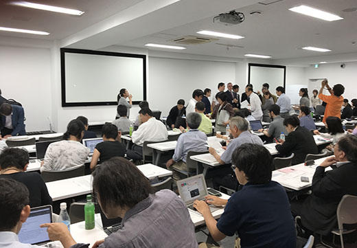 当日、講演開始前の会場内のとてもにぎやかな様子