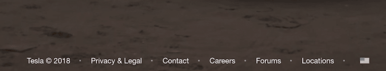 TeslaのWebサイトのフッター。アメリカ国旗が表示されている。