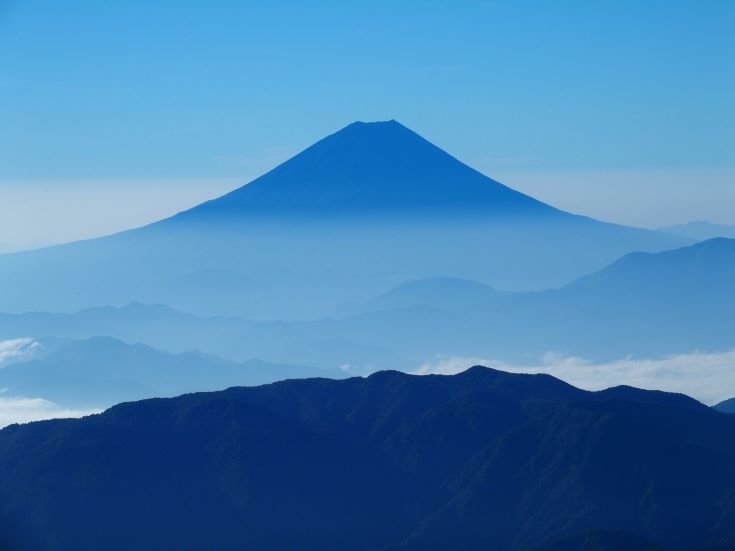 青空をバックに映える富士山
