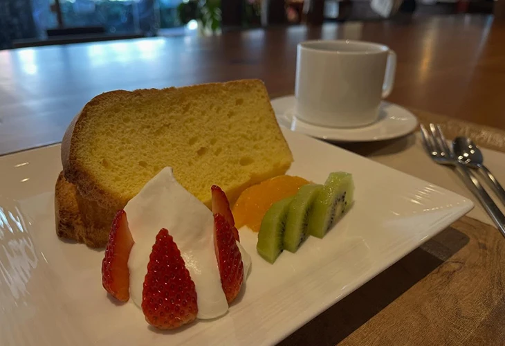 シフォンケーキ、イチゴの添えられたホイップクリーム、みかん、キウイ