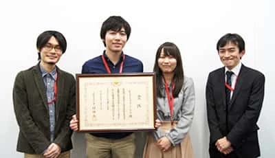 代表して賞状を受け取った2014年4月入社スタッフ3名と、取締役CTOの木達(右端)